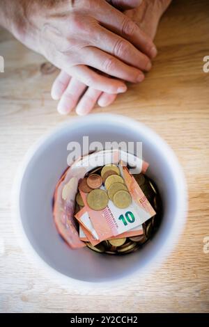 Berlin, Deutschland. September 2024. Symbolisches Foto zum Thema Geldschachteln. Banknoten und Münzen liegen in einem Geldkasten. Berlin, 5. September 2024. Quelle: dpa/Alamy Live News Stockfoto