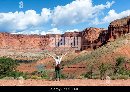Weibliche Touristin im Capitol Reef National Park in Utah, USA Stockfoto