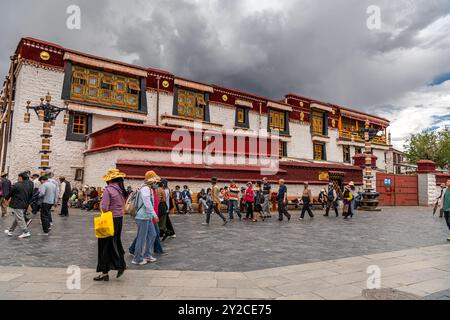 LHASA, TIBET CHINA - 3. JULI 2022: Blick auf eine der Hauptstraßen von Lhasa, in der Nähe der Barkhor Straße und des Jokhang Tempels. Viele Pilger, die herumlaufen, Stockfoto