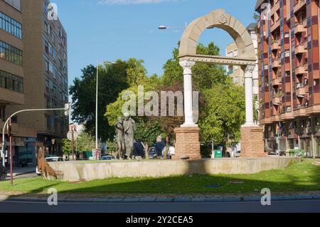 Skulptur des Heiligen Johannes von Gott, der einem Kranken zum 425. Jahrestag der Gründung des Ordens Palencia Castil und Leon Spanien hilft Stockfoto