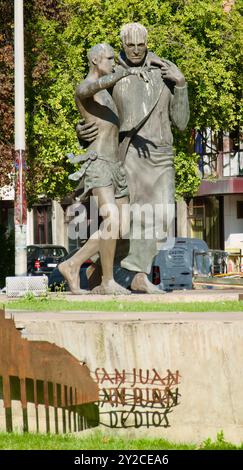 Skulptur des Heiligen Johannes von Gott, der einem Kranken zum 425. Jahrestag der Gründung des Ordens Palencia Castil und Leon Spanien hilft Stockfoto