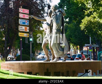 Skulptur des Heiligen Johannes von Gott, der einem Kranken zum 425. Jahrestag der Gründung des Ordens Palencia Castil und Leon Spanien hilft Stockfoto