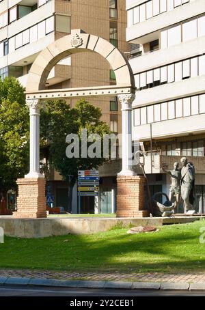 Skulptur des Heiligen Johannes von Gott, der einem Kranken zum 425. Jahrestag der Gründung des Ordens Palencia Castil und Leon Spanien hilft Stockfoto