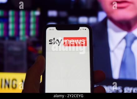 London, Großbritannien. September 2024. Die Abbildung zeigt Sky News auf Telefon- und Fernsehbildschirmen. Die Untersuchungen der Senderbehörde Ofcom zeigen, dass 71 % der Bevölkerung angeben, dass sie Online-Plattformen für Nachrichten nutzen, während 70 % Fernsehnachrichten sehen, da Online-Nachrichtenquellen das Fernsehen zum ersten Mal überholen. Quelle: Vuk Valcic/Alamy Live News Stockfoto