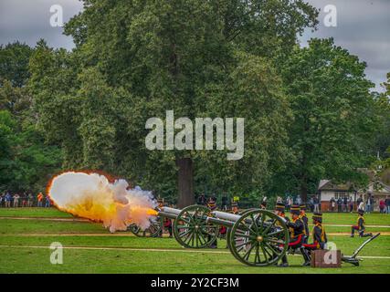 Hyde Park, London, Großbritannien. September 2024. Die britische Armee feiert den zweiten Jahrestag der Thronbesteigung seiner Majestät des Königs mit traditionellen Gußsaluten und Musik. Die Königstruppe Royal Horse Artillery feuerte den Royal Salute in der Hauptstadt um 12 Uhr am 9. September 2024 ab. 71 Pferde, die sechs 13-Pfünder-Feldgewehre aus der Zeit des Ersten Weltkriegs über das Gras des Hyde Park schleppen, die Geschütze positionieren und gegen Mittag den Schusssalut abfeuern. Quelle: Malcolm Park/Alamy Live News Stockfoto