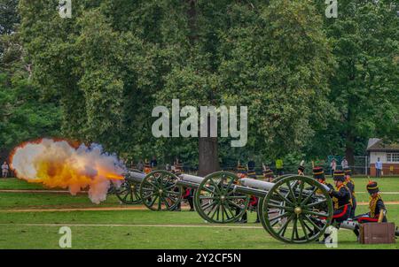 Hyde Park, London, Großbritannien. September 2024. Die britische Armee feiert den zweiten Jahrestag der Thronbesteigung seiner Majestät des Königs mit traditionellen Gußsaluten und Musik. Die Königstruppe Royal Horse Artillery feuerte den Royal Salute in der Hauptstadt um 12 Uhr am 9. September 2024 ab. 71 Pferde, die sechs 13-Pfünder-Feldgewehre aus der Zeit des Ersten Weltkriegs über das Gras des Hyde Park schleppen, die Geschütze positionieren und gegen Mittag den Schusssalut abfeuern. Quelle: Malcolm Park/Alamy Live News Stockfoto