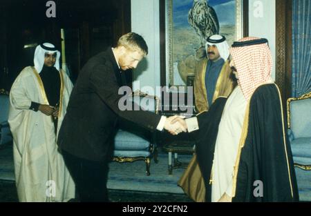 Archivio Storico Olycom/LaPresse Hamad ben Khalifa Al Thani (Doha, 1° gennaio 1952) è stato dal 1995 al 2013 l'emiro del, Katar. Januar 1993. Nella Foto: Boris Becker ricevuto dall Emiro Hamad bin Khalifa di Qatar im Foto: Boris Becker erhalten von Emir Hamad bin Khalifa von Katar Credit: LaPresse/Alamy Live News Stockfoto