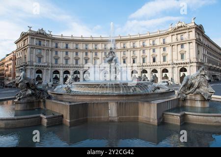 Nahaufnahme mit kunstvoller Fassade des Gebäudes in rom Italien mit Brunnen der Naiaden an der piazza della Repubblica Stockfoto