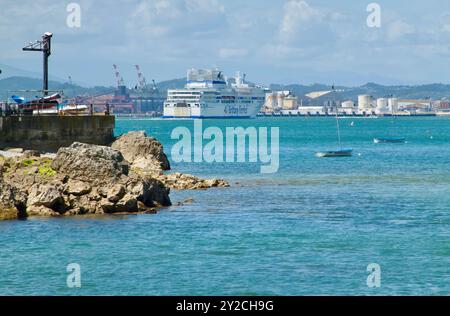 Blick auf die Landschaft mit Brittany Ferries RoRo Fähre Pont Aven in der Bucht, die zum Hafen von Santander Cantabria Spanien Europa ankommt Stockfoto