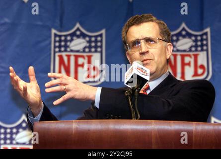 Atlanta, USA. Januar 2000. Paul Tagliabue, Kommissar der NFL, spricht auf seiner jährlichen Super Bowl New Conference am 28. Januar 2000 in Atlanta. (Foto: Gary Bogdon/Orlando Sentinel/TNS/SIPA USA) Credit: SIPA USA/Alamy Live News Stockfoto