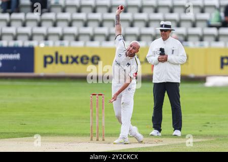 Worcester, Großbritannien. September 2024. Aufgenommen in Worcester, Großbritannien am 10. September 2024 im Worcestershire County Cricket Club, New Road, Worcester, abgebildete Nummer 22, Chris Rushworth aus Warwickshire im Action-Bowling während des Spiels der Vitality County Championship 2024 zwischen Worcestershire CCC und Warwickshire CCC das Bild ist nur für redaktionelle Zwecke bestimmt – Credit: Stu Leggett/Alamy Live News Stockfoto