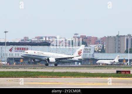 Shanghai, China.10. September 2024.Air China CA1523 Flug kam am Flughafen Shanghai Hongqiao vom Beijing Capital International Airport an und markierte den erfolgreichen Erstflug von Air China's erstem im Inland hergestelltem großen Passagierflugzeug C919 und dessen offiziellem Betrieb in Shanghai am 10. September 2024.Credit: Yin Liqin/China News Service/Alamy Live News Stockfoto