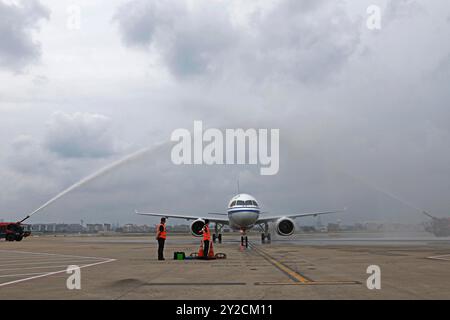 Shanghai, China.10. September 2024.Air China CA1523 Flug kam am Flughafen Shanghai Hongqiao vom Beijing Capital International Airport an und markierte den erfolgreichen Erstflug von Air China's erstem im Inland hergestelltem großen Passagierflugzeug C919 und dessen offiziellem Betrieb in Shanghai am 10. September 2024.Credit: Yin Liqin/China News Service/Alamy Live News Stockfoto