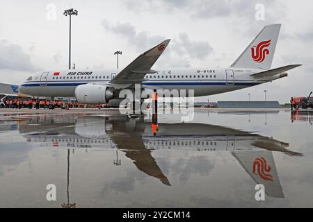 Shanghai, China.10. September 2024.Air China CA1523 Flug kam am Flughafen Shanghai Hongqiao vom Beijing Capital International Airport an und markierte den erfolgreichen Erstflug von Air China's erstem im Inland hergestelltem großen Passagierflugzeug C919 und dessen offiziellem Betrieb in Shanghai am 10. September 2024.Credit: Yin Liqin/China News Service/Alamy Live News Stockfoto