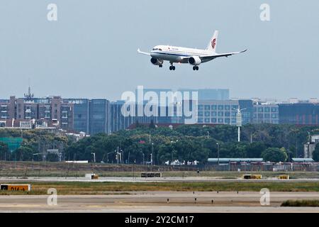 Shanghai, China.10. September 2024.Air China CA1523 Flug kam am Flughafen Shanghai Hongqiao vom Beijing Capital International Airport an und markierte den erfolgreichen Erstflug von Air China's erstem im Inland hergestelltem großen Passagierflugzeug C919 und dessen offiziellem Betrieb in Shanghai am 10. September 2024.Credit: Yin Liqin/China News Service/Alamy Live News Stockfoto