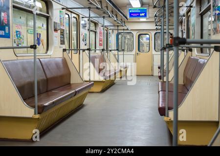 Kiew, Ukraine - 18. Mai 2024: Leerer Wagen der Kiewer U-Bahn Stockfoto