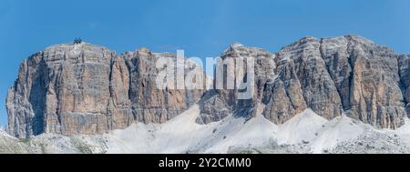 Landschaft mit den Gipfeln von Sass Pordoi und Piz Boe, steile Klippen und Geröll, von Süden im hellen Sommerlicht in der Nähe des Berghügels Belvedere, Italien Stockfoto