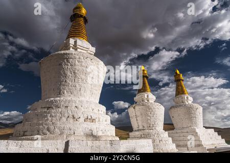 Stupa Sakya Kloster in Shigatse Tibet China, Sonnenuntergang Himmel Stockfoto