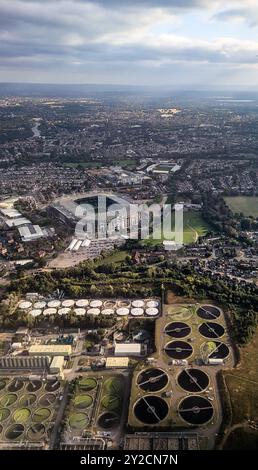 London, Großbritannien. September 2024. Oben links befindet sich ein allgemeiner Blick auf das Twickenham Rugby Stadium (Mitte L), den Twickenham Stoop - Harlequins Rugby Ground (Mitte R hinter dem Twickenham Stadium) und das Mogden Klärwerk - Thames Water in Isleworth (Vordergrund) - die Themse, wenn sie durch Twickenham fließt. Anrede: Andrew Fosker/Alamy Live News Stockfoto