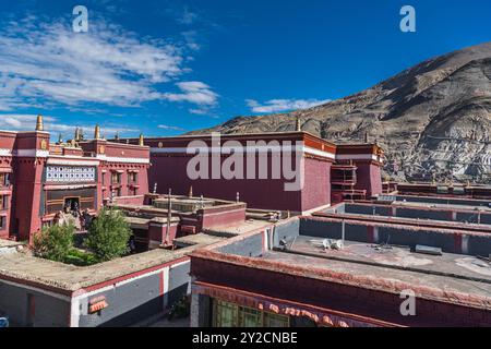 Erkunden Sie die berühmte rote, graue und weiße Fassade des Sakya-Klosters in Tibet, ein Zeugnis des jahrhundertelangen spirituellen Erbes und der architektonischen Schönheit. Stockfoto