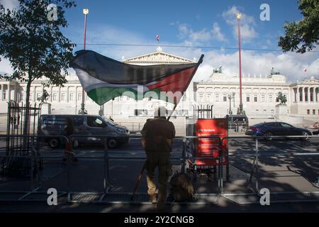 Wien, Österreich. September 2024. ÖSTERREICH; WIEN; 20240910; Ein Demonstrant mit palästinensischer Flagge steht am 10. September 2024 vor dem parlament in Wien. Heute und morgen findet im Wiener parlament eine Antisemitismus-Konferenz statt. /// ÖSTERREICH; WIEN; 20240910; ein Demonstrant mit der palestinänsicher Fahne steht am 10. September 2024 vor dem Parlament in Wien. Im wiener Parlemant findet heute und morgen eine Antisemitismus Konferenz statt. - 20240910 PD3238 Credit: APA-PictureDesk/Alamy Live News Stockfoto