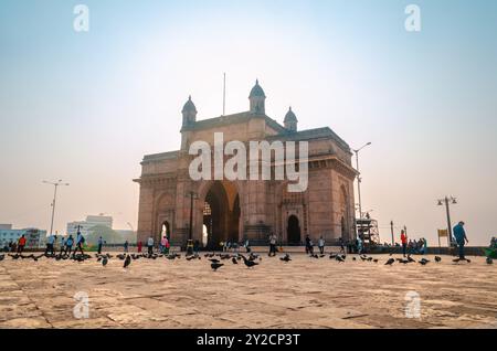 Das Gateway of India Monument an einem sonnigen Tag, Mumbai, Maharashtra, Indien, Asien Stockfoto