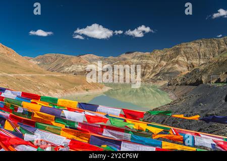 Tibetische Gebetsflaggen am Manak-Damm-See vom Simila-Pass - Gyantse, Shigatse, Tibet Autonome Region von China. Manla Reservoir, in großer Höhe Stockfoto