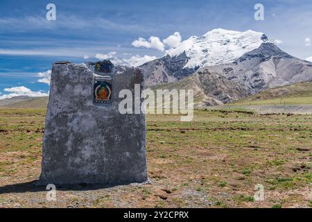 Ein Bild des Karo-la-Gletschers (Berg Noijin Kangsang) aus dem Jahr 2019 in Tibet, der aufgrund der globalen Erwärmung rasch zurückgeht. Stockfoto