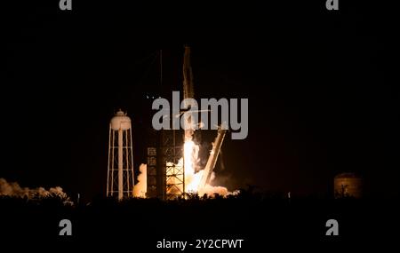 Merritt Island, Florida, USA. September 2024. Eine SpaceX Falcon 9-Rakete startet um 5:23 Uhr EDT vom Startkomplex 39A mit der Crew Dragon-Raumsonde auf einer privaten menschlichen Raumflugmission Polaris Dawn im Kennedy Space Center der NASA am 10. September 2024 in Merritt Island, Florida. Shift4-Gründer Jared Isaacman befehligt und finanziert die Mission. Die vierköpfige Crew wird fünf Tage im Orbit an Bord des Dragon-Raumschiffs verbringen, um die höchste Höhe der Erdumlaufbahn zu erreichen, und sie werden an dem ersten Raumspaziergang mit privaten Astronauten teilnehmen. (Bild: © Jennifer Briggs/ZU Stockfoto