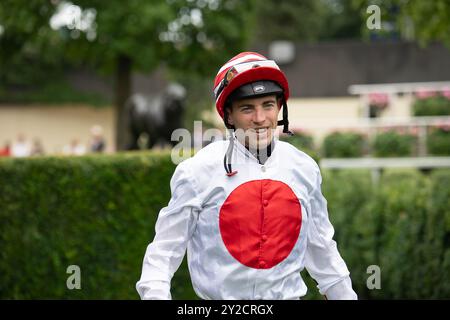 Ascot, Berkshire, Großbritannien. September 2024. Jockey James Doyle im Parade-Ring. BRIONI, geritten von Jockey James Doyle, gewinnt am 2. Tag des Big Food and Drink Festivals auf der Ascot Racecourse in Berkshire die britische Hi-Fi Show Live vom 21. Bis 22. September. Besitzerin Mrs. M C Sweeney & Alan King, Trainer Alan King. Kredit: Maureen McLean/Alamy Stockfoto