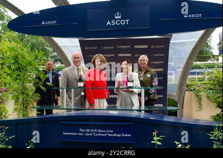 Ascot, Berkshire, Großbritannien. September 2024. Die Präsentation Der Gewinner. BRIONI, geritten von Jockey James Doyle, gewinnt am 2. Tag des Big Food and Drink Festivals auf der Ascot Racecourse in Berkshire die britische Hi-Fi Show Live vom 21. Bis 22. September. Besitzerin Mrs. M C Sweeney & Alan King, Trainer Alan King. Kredit: Maureen McLean/Alamy Stockfoto