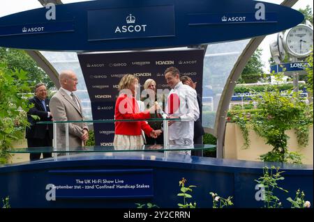 Ascot, Berkshire, Großbritannien. September 2024. Die Präsentation Der Gewinner. BRIONI, geritten von Jockey James Doyle, gewinnt am 2. Tag des Big Food and Drink Festivals auf der Ascot Racecourse in Berkshire die britische Hi-Fi Show Live vom 21. Bis 22. September. Besitzerin Mrs. M C Sweeney & Alan King, Trainer Alan King. Kredit: Maureen McLean/Alamy Stockfoto