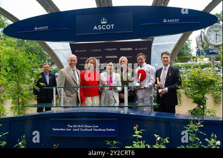 Ascot, Berkshire, Großbritannien. September 2024. Die Präsentation Der Gewinner. BRIONI, geritten von Jockey James Doyle, gewinnt am 2. Tag des Big Food and Drink Festivals auf der Ascot Racecourse in Berkshire die britische Hi-Fi Show Live vom 21. Bis 22. September. Besitzerin Mrs. M C Sweeney & Alan King, Trainer Alan King. Kredit: Maureen McLean/Alamy Stockfoto