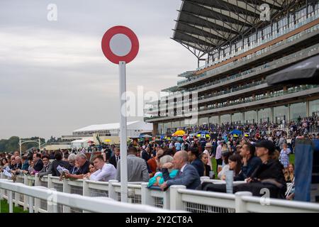 Ascot, Großbritannien. September 2024. Rennfahrer warten auf den Start des nächsten Rennens am zweiten Tag des Big Food and Drink Festivals auf der Ascot Racecourse in Berkshire. Kredit: Maureen McLean/Alamy Stockfoto