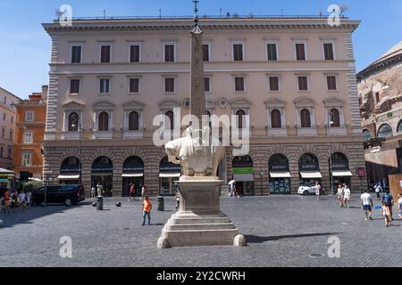 Rom, Italien 2024 Elefant und Obelisk ist eine Statue eines Elefanten mit Obelisken, entworfen von dem italienischen Künstler Gian Lorenzo Bernini Stockfoto