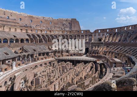 Rom, Italien 2024 Touristen besuchen das Innere des Kolosseums Stockfoto