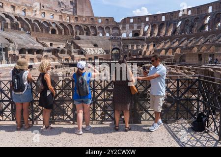 Rom, Italien 2024 Touristen besuchen das Innere des Kolosseums Stockfoto