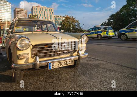 Deutschland , Berlin , 09.09.2024 , ein alter Peugeot 404 als Taxi in Berlin Stockfoto