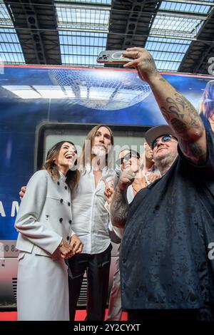 Mailand, Mailand. September 2024. Giorgia, Manuel Agnelli, Paola Iezzi, Achielle Lauro e Jake La Furia alla Presentazione nuova livrea Frecciarossa X Factor 2024 presso la Stazione Centrale - Milano - Giovedì 05 Settembre 2024 (Foto Claudio Furlan/Lapresse) Giorgia, Manuel Agnelli, Paola Iezzi, Achielle Lauro e Jake La Furia bei der Präsentation von der neuen Freccione Centrale in Mailand Freslan Central Frecciro 2024 2024 Stockfoto