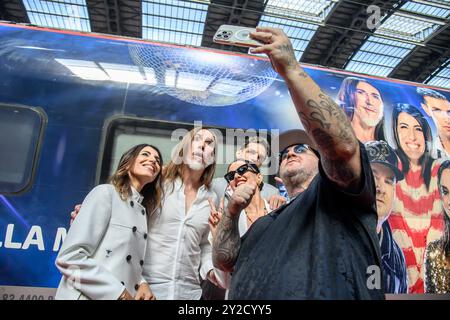 Mailand, Mailand. September 2024. Giorgia, Manuel Agnelli, Paola Iezzi, Achielle Lauro e Jake La Furia alla Presentazione nuova livrea Frecciarossa X Factor 2024 presso la Stazione Centrale - Milano - Giovedì 05 Settembre 2024 (Foto Claudio Furlan/Lapresse) Giorgia, Manuel Agnelli, Paola Iezzi, Achielle Lauro e Jake La Furia bei der Präsentation von der neuen Freccione Centrale in Mailand Freslan Central Frecciro 2024 2024 Stockfoto
