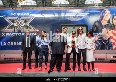 Mario Alovisi, Marco Tombolini, Giuseppina Violante, Jake La Furia, Achille Lauro, Paola Iezzi, Manuel Agnelli, Giorgia alla Presentazione nuova livrea Frecciarossa X Factor 2024 presso la Stazione Centrale - Mailand - Giovedì 05 Settembre 2024 (Foto Claudio Furlan/Lapresse) Mario Alovisi, Marco Tombolini, Giuseppina Violante, Jake La Furia, Achille Lauro, Paola Iezzi, Manuel Agnelli, Giorgia im New Frecciarossa X Factor 2024 Lackpräsentation im Hauptbahnhof Mailand - Donnerstag, 05. September 2024 (Foto Claudio Furlan/Lapresse) Stockfoto