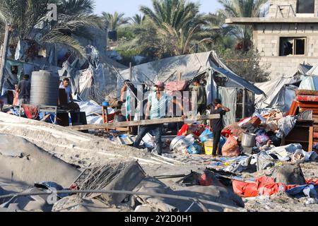 Palästinenser inspizieren die Schäden am Ort der israelischen Streiks auf ein provisorisches Vertreibungslager in Mawasi Khan Yunis Palästinenser untersuchen die Schäden am Ort der israelischen Streiks auf ein provisorisches Vertreibungslager in Mawasi Khan Yunis im Gazastreifen am 10. September 2024, während der Krieg zwischen Israel und der militanten palästinensischen Gruppe Hamas andauerte. Die Zivilschutzbehörde des Gazastreifens sagte, dass bei einem israelischen Angriff auf eine humanitäre Zone im Süden des palästinensischen Gebiets 40 Menschen getötet und 60 weitere verletzt wurden. Die israelische Armee sagte, dass sie ein Kommandozentrum der Hamas in dem Gebiet angegriffen habe. Foto von Stockfoto