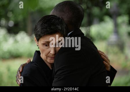 Porträt einer traurigen Seniorin, die den Ehemann mit Umarmung tröstet, um den Verlust eines geliebten Menschen während der Gedenkfeier auf dem Friedhof, Kopierraum Stockfoto