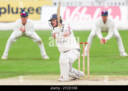 Worcester, Großbritannien. September 2024. Aufgenommen in Worcester, Großbritannien am 10. September 2024, im Worcestershire County Cricket Club, New Road, Worcester. Das Bild ist #71, Alex Davies aus Warwickshire, als er es während des Spiels der Vitality County Championship 2024 zwischen Worcestershire CCC und Warwickshire CCC auf die Grenze für vier trifft. Das Bild ist nur für redaktionelle Zwecke bestimmt – Credit: Stu Leggett/Alamy Live News Stockfoto