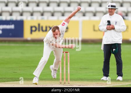 Worcester, Großbritannien. September 2024. Aufgenommen am 10. September 2024 in Worcester, Großbritannien, im Worcestershire County Cricket Club, New Road, Worcester. Das Bild ist Platz 6, Matthew Waite aus Worcestershire in Action Bowling während des Spiels der Vitality County Championship 2024 zwischen Worcestershire CCC und Warwickshire CCC. Das Bild ist nur für redaktionelle Zwecke bestimmt – Vermerk: Stu Leggett/Alamy Live News Stockfoto