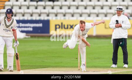 Worcester, Großbritannien. September 2024. Aufgenommen am 10. September 2024 in Worcester, Großbritannien, im Worcestershire County Cricket Club, New Road, Worcester. Das Bild ist Platz 6, Matthew Waite aus Worcestershire in Action Bowling während des Spiels der Vitality County Championship 2024 zwischen Worcestershire CCC und Warwickshire CCC. Das Bild ist nur für redaktionelle Zwecke bestimmt – Vermerk: Stu Leggett/Alamy Live News Stockfoto