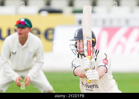 Worcester, Großbritannien. September 2024. Aufgenommen in Worcester, Großbritannien am 10. September 2024, im Worcestershire County Cricket Club, New Road, Worcester. Das Bild ist #71, Alex Davies aus Warwickshire, als er es während des Spiels der Vitality County Championship 2024 zwischen Worcestershire CCC und Warwickshire CCC auf die Grenze für vier trifft. Das Bild ist nur für redaktionelle Zwecke bestimmt – Credit: Stu Leggett/Alamy Live News Stockfoto