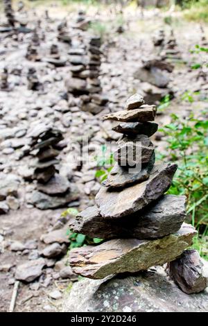 Gestapelte Steine im Wald von Brocéliande, bretagne, Frankreich, selektiver Fokus, Nahaufnahme, Hintergrund. Stockfoto