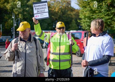 Zahlreiche Menschen haben am Dienstag 10.09.2024 in Berlin mit einer Demonstration die Bundesregierung aufgefordert, für mehr Barrierefreiheit zu sorgen. Vertreterinnen und Vertreter von Verbaenden riefen im Rahmen einer Kundgebung am Brandenburger Tor dazu auf, das Allgemeine Gleichbehandlungsgesetzes AGG und das Behindertengleichstellungsgesetz BGG zu ueberarbeiten. Es gelte insbesondere, die Privatwirtschaft zu Barrierefreiheit zu verpflichten. An der Demonstration nahmen nach Angaben der Veranstalter knapp 200 Menschen Teil. Siehe epd-Meldung vom 10.09.2024 NUR REDAKTIONELLE VERWENDUNG *** zahlreich Stockfoto