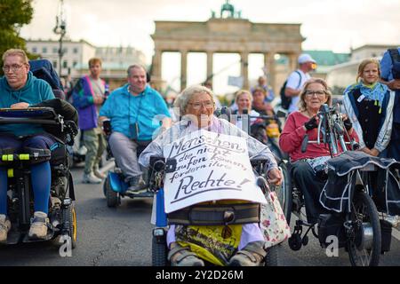 Zahlreiche Menschen haben am Dienstag 10.09.2024 in Berlin mit einer Demonstration die Bundesregierung aufgefordert, für mehr Barrierefreiheit zu sorgen. Vertreterinnen und Vertreter von Verbaenden riefen im Rahmen einer Kundgebung am Brandenburger Tor dazu auf, das Allgemeine Gleichbehandlungsgesetzes AGG und das Behindertengleichstellungsgesetz BGG zu ueberarbeiten. Es gelte insbesondere, die Privatwirtschaft zu Barrierefreiheit zu verpflichten. An der Demonstration nahmen nach Angaben der Veranstalter knapp 200 Menschen Teil. Siehe epd-Meldung vom 10.09.2024 NUR REDAKTIONELLE VERWENDUNG *** zahlreich Stockfoto